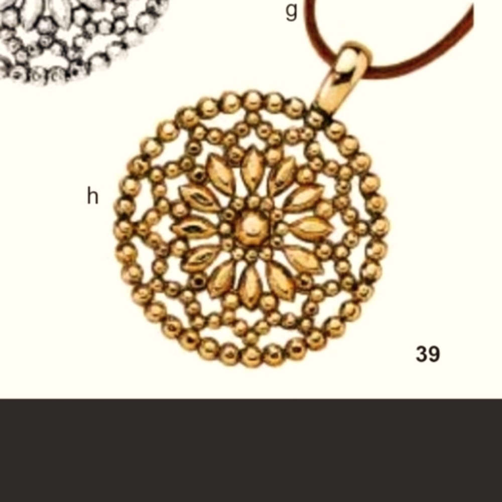 Star/goldtone flower pendant
